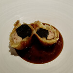 レ セゾン - Truffe noire と Foie gras、フォン・ド・ヴォー (fond de veau) とマデラ酒(Madeira)で作ったソース