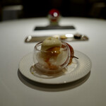 レ セゾン - Compotée de kaki et granité yuzu, Nuage d’amazake 　　甘酒の雲海に覆われた熟れた柿と柚子のグラニテ