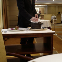 レ セゾン - 最終的に Fumé en cocotte (ココット鍋で燻煙)した仔羊をテーブル脇で盛り付ける