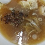 支那ソバ かづ屋 - 終盤揚げネギ投入