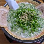 元気らーめん - とんこつラーメン650円＋ネギ追加50円