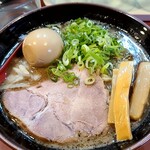 らーめん 豚鬼 - 味玉黒豚骨950円