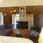 カフェ ラウンジ アンド バー アゼリア - ロビーの暖炉はオブジェとして使われています