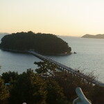 カフェ ラウンジ アンド バー アゼリア - ラウンジのテラス席から眺める夕暮れ前の竹島は絶景ですね