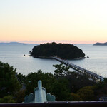 カフェ ラウンジ アンド バー アゼリア - ラウンジのテラス席から眺める夕暮れ前の竹島は絶景ですね