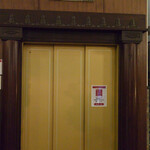 カフェ ラウンジ アンド バー アゼリア - 昭和9年から使われている現役のエレベーターで二階へ昇ります