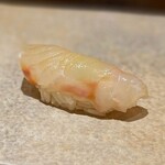 鮨 さいとう - アラ。こんな美しい白身に、脂・旨み・噛み応え、全てがギュッと詰まっている。