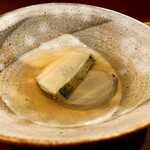 鮨 さいとう - 香り高い鮑。ちょっとまわりを見回して、オツユを一気に頂きました。