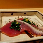 鮨 さいとう - しっとり滑らかな鰹。美しく品のある切り口に溜め息が出ます。