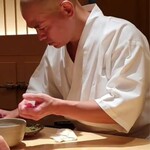 鮨 さいとう - 明るく場を和ませる齋藤さんですが、時折緊張感のある武士のような表情がみえます。