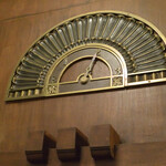 カフェ ラウンジ アンド バー アゼリア - 階層を示す「指針盤」は現役で動きます