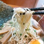とんこつらーめん ひかり - 独特の歯ごたえが楽しい手もみ中太麺