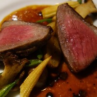シャンパン食堂 - .....【四品目】メイン料理.....牛イチボのロティ.....トリュフのソース.....
