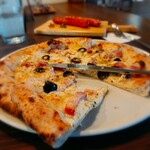 akamichi pizza - ベーコン(￥980)。
今回は1カットした状態のものをトップに。