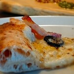 akamichi pizza - ピザの1カット。
特に厚みがあったのはコチラ！