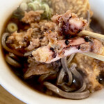 一〇そば - 食べやすい大きさにカットされたゲソがトロトロの衣から剥がれます