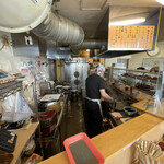 一〇そば - 厨房と店内カウンター