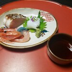 Kappou Ootaki Tei - ◆お造り 上品な器に盛り付けられた鮮魚は 鰆・アオリイカ・紅海老 です！