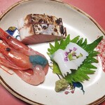 Kappou Ootaki Tei - ◆お造り 上品な器に盛り付けられた鮮魚は 鰆・アオリイカ・紅海老 です！