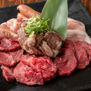 黑毛牛拼盤+烤肉+無限暢飲價格5,500日圓～（含稅）
