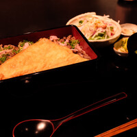 きつね - サラダと、バルサミコで和えたお漬物と味噌汁、やまつ辻田に特注した七味も