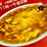 マルシン飯店 - ◎名物「天津飯」は 、お皿の際まで餡がいっぱいでこぼれ落ちそう。