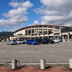 宮森 - 外観　駐車場はお店前にある「バス」と書かれているスペースに皆さん駐車しており、 バスは１台も駐車していないのでまぁ問題ないのかな？小生も駐車しちゃいました。