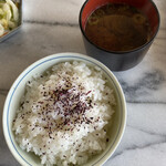 シャトー クワナ - ゆかりごはんに豆腐わかめの赤出し