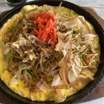 シャトー クワナ - 鉄板焼きそば！！
目玉焼きではなく薄焼き卵バージョンなのだ♪