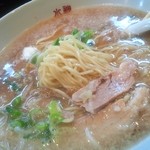 水神 - 背脂系鶏ガラ豚骨スープに中細ストレート麺