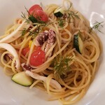 カーザビアッタ デッレマルケジーネ - 真いかとパプリカ、ズッキーニのオイルソース