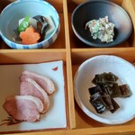 そば文楽 - 小鉢（鴨、煮物、胡麻和え）