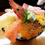 寿し処内海 仁川店 - 海鮮丼（器からあふれています）