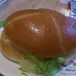 Komeda Kohi Ten - 4つ切りでの配膳：ハンバーガー