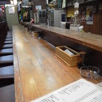 秋田乃瀧 - 広いカウンターです。