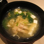 くろぎ - 蟹出汁味噌汁　九条葱　揚げ　豆腐