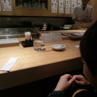 すし京辰 恵比寿店 - カウンターに着席です