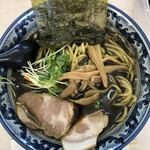 あぢとみ食堂 - 麺は、タンメンと同じ太麺。トッピングは、板海苔、メンマ、チャーシュー２枚、カイワレ。