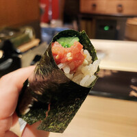 海味 - マグロとキュウリの浅漬けの巻物