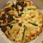 ドミノ・ピザ - 料理写真:ハーフ＆ハーフ（北海道3チーズ、炭火焼きビーフ）Lサイズ、パン生地