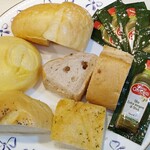Iru Sore - お土産のパンとオリーブオイル