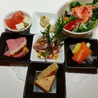 レストラン八間蔵 - 前菜 ７種 カニサラダ、 サーモンのカルパッチョ長芋巻き、ホタテ、焼豚スライス、野菜のテリーヌ、鴨のロース、生ハムとチーズ