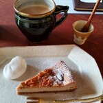 cafe moyau - 本日のケーキとアッサムミルクティー 1200円