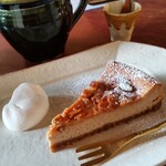 cafe moyau - 本日のケーキ カフェマロンと キャラメルナッツのチーズケーキ