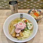 鶯屋 - 特製 塩ラーメン（1300円）、土鍋ごはん ネギ玉チャーシュー（550円）