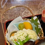 カフェ笑夢 - かごの中はフルーツとカリフラワー…