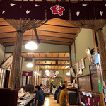 桜なべ　みの家 - 廊下は狭いが天井は高い。なので閉塞感ゼロ。