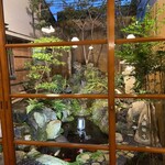 桜なべ　みの家 - 小さいけど回遊式を模したような箱庭に馬頭観音。
      日本の文化そのもの。