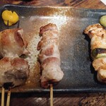 Yamachou - 左から豚トマト串180円、岩塩焼 信玄鶏熟成もも90円、信玄どりムネ醤油焼～わさび付～150円