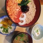 末ぜん - ランチ鶏そぼろ丼950円 鶏そぼろ、卵、昆布、ちくわ、鮭、明太子、ほうれん草が乗っています。下のご飯とご飯の間には海苔が敷かれています。あっさりめでした。